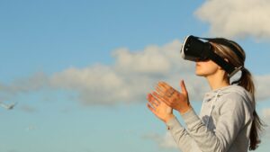 femme portant casque réalité virtuelle